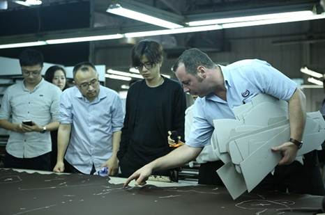 特的极致天窗工艺新葡京遇见伟巴斯(图18)